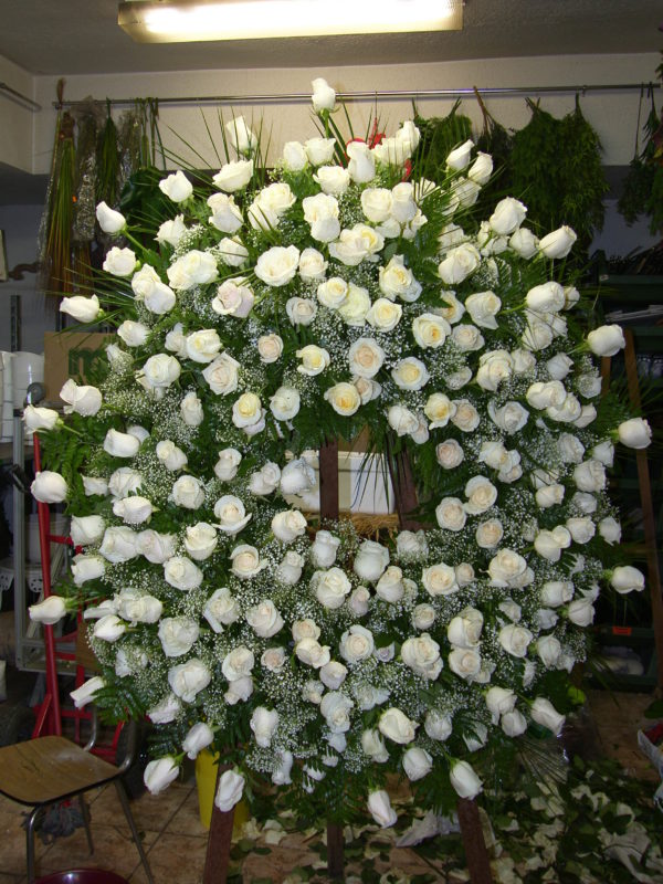 Corona Funeraria Rosas Blancas