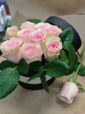Caja de rosas rosas naturales